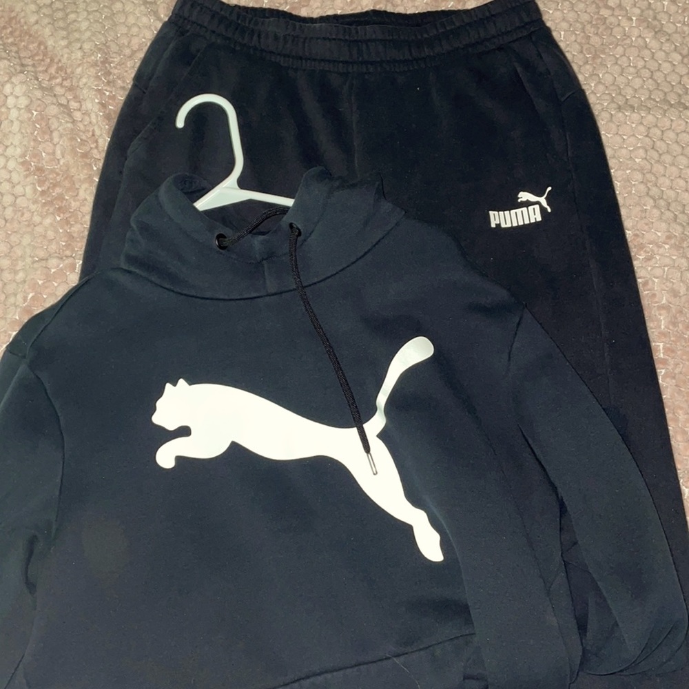 Hoodie is medium while the pants are large.